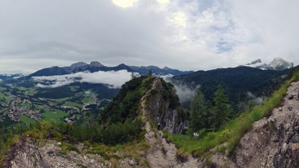 Blick vom Grünstein auf die Ortschaften von Schönau am Königssee bis Berchtesgaden sowie die Gipfel des Watzmann und Hoher Göll.
