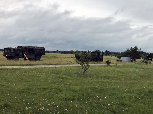 Vorbereitung der Baustelle: Militärfahrzeuge liefern das erforderliche Material und die Ausrüstung.