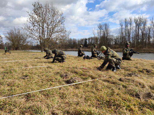 Mit der Minensuchnadel versuchen die Soldaten ins Erdreich eingebrachte Minen zu finden und eine Trittspur anzulegen.