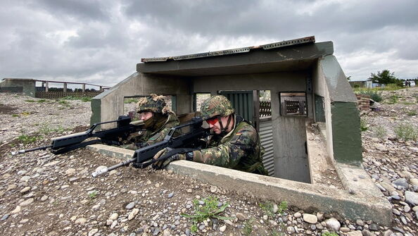 Soldaten beim Gruppengefechtsschießen im Stellungssystem.