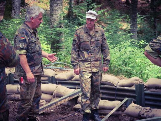 Oberstleutnant Klink, der Kommandeur des GebPiBtl 8, wird durch Oberstabsfeldwebel Lein, den Bauleiter vor Ort, in das Stellungssystem und die Bauabläufe eingewiesen.