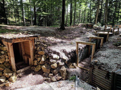 Die Holzrahmen in den Laufgängen müssen entfernt und zusätzliche Verankerungen in das Erdreich eingebracht werden.