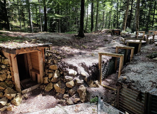 Die Holzrahmen in den Laufgängen müssen entfernt und zusätzliche Verankerungen in das Erdreich eingebracht werden.