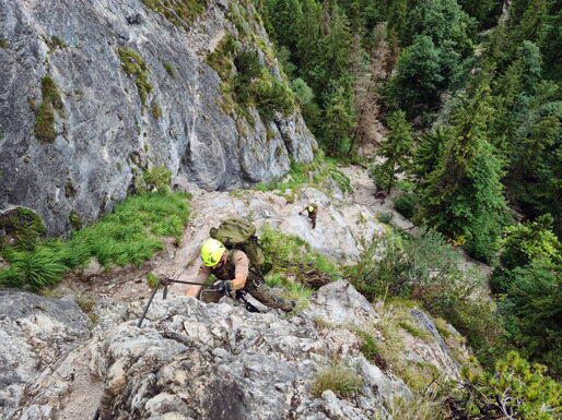 Soldaten klettern im Grünsteinklettersteig hinauf zum Grünstein.
