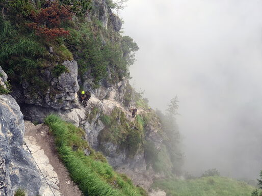 Nebel zieht im Grünsteinklettersteig auf.