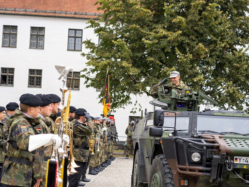 Der scheidende Bataillonskommandeur Felix Gaukler wird mit einem Spähwagen Fennek vom Appellplatz gefahren.