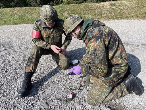 Anfertigen und Zünden einer Sprengladung in der Sprenggrube unter aufsicht eines Sprengberechtigten.