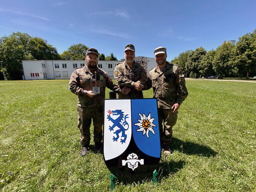 Übergabe der Kompanie: von links Major Steffen Monnier, Oberstleutnant Christian Zimmer und Hauptmann Marco Dittmer.