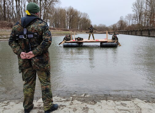 Fahren mit einer Schlauchbootfähre.