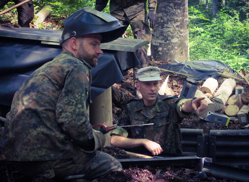 Oberstleutnant Felix Gaukler, Bataillonskommandeur des Pionierbataillon 905, spricht mit seinen Soldaten.