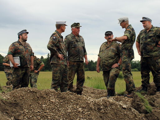 Brigadegeneral Keller (Kommandeur Gebirgsjägerbrigade 23), Oberstleutnant Gaukler (Kommandeur Pionierbataillon 905), Oberstleutnant Zimmer (stellvertretender Kommandeur Pionierbataillon 905) verschaffen sich ein Bild von der Baustelle.