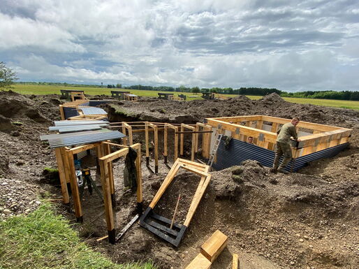 Die Baustelle im Überblick. Der Gruppensammelraum (GSR) wird mit Wellblechen verkleidet.