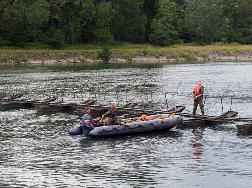 Der Geländertrupp auf dem Schwimmsteg bindet die Geländerleinen ein.