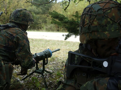 Panzerabwehrrichtmine wird in Stellung gebracht