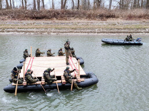Ein Sturmboot und die Schlauchbootfähre auf einem Seitenarm der Donau.