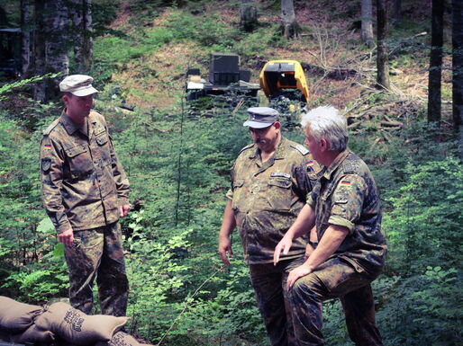 Oberstleutnant Sebastian Klink, Bataillonskommandeur des Gebirgspionierbataillon 8 aus Ingolstadt, lässt sich von den Bauleitern in die Baustelle einweisen.