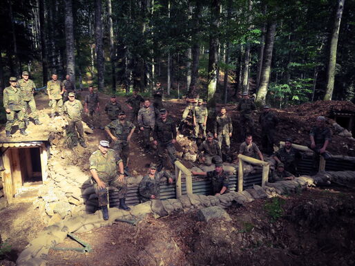Kräfte des Pionierbataillon 905, des Gebirgspionierbataillon 8 und des Gebirgsjägerbataillon 232 gemeinsam auf der Baustelle.