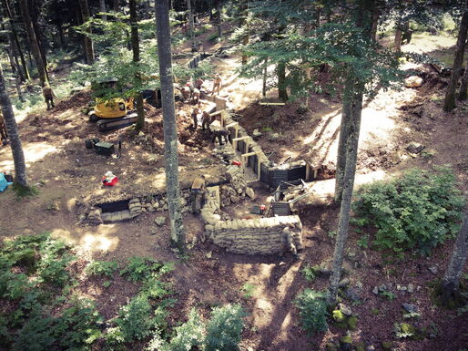 Blick aus der Höhe! Hier der "Kullinski Platz", die "Franke Schanze", der Unterstand "Bös Blick", der Zugang zur "Cirkel Höhle", im weiteren Verlauf der "Oßwald Graben" welcher auf die "Hahner Schikane zu läuft.