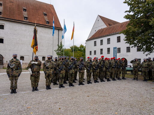 Der Ehrenzug des Pionierbataillon 905 in der Aufstellung auf dem Schlossplatz. Fahnenträger ist Oberstabsfeldwebel Harald Bauer.