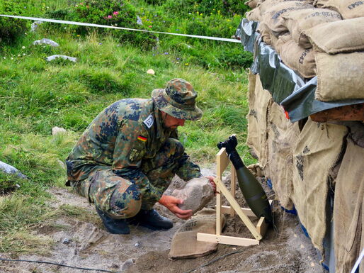 Stabsfeldwebel Graßl bringt eine Mörsergranate an Stellung an