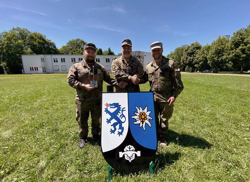 Übergabe der Kompanie: von links Major Steffen Monnier, Oberstleutnant Christian Zimmer und Hauptmann Marco Dittmer.