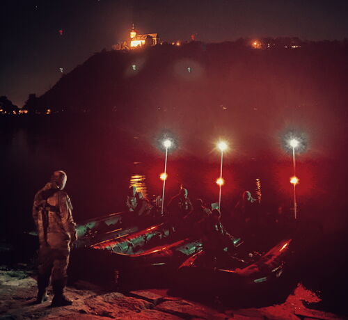 Die einzelnen Schlauchboote sind für die Nacht mit Lichtern ausgestattet.