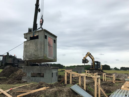 Betonunterstände der ehemaligen amerikanischen Sondermunitionsniederlassung werden mit einem Kran in das Stellungssystem gehoben.