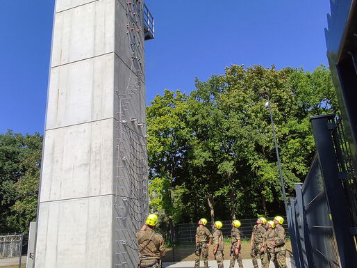 Ausbildung am Kletterturm in der Pionierkaserne Ingolstadt.