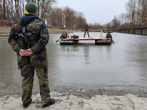 Fahren mit einer Schlauchbootfähre.