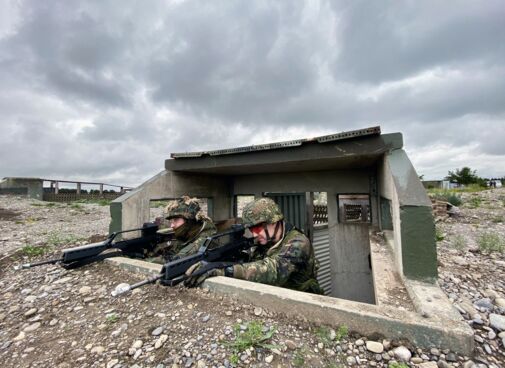 Soldaten beim Gruppengefechtsschießen im Stellungssystem.