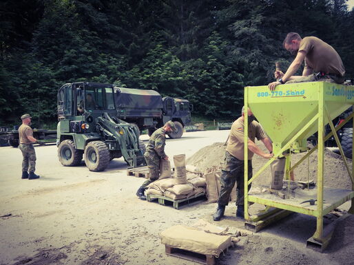 Sandsackfüllmaschine, teilmechanisch! Hier wurden rund 21 Tonnen Sand in Säcke abgefüllt welche im System verbaut wurden. Hier handelt es sich um eine Größenordnung von rund 3000 Sandsäcken!