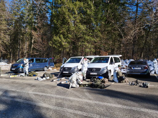 Vorbereiten der Ausrüstung auf dem Parkplatz der Talstation WTD 52 in Oberjettenberg.
