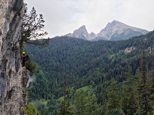 Ein Soldat im Grünsteinklettersteig mit Blick auf den Watzmann.