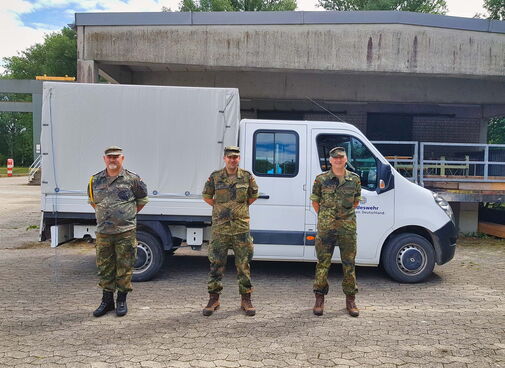 Kompaniefeldwebel und seine Soldaten leisten Erste Hilfe beim PKW-Brand