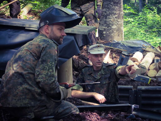 Oberstleutnant Felix Gaukler, Bataillonskommandeur des Pionierbataillon 905, spricht mit seinen Soldaten.