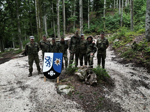 Kompaniechef Hauptmann Dittmer zusammen mit seinen Soldaten.