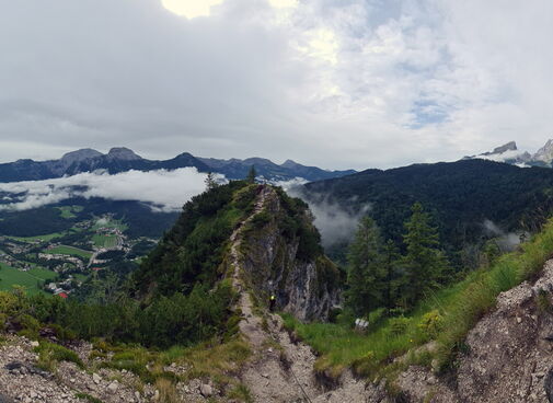 Blick vom Grünstein auf die Ortschaften von Schönau am Königssee bis Berchtesgaden sowie die Gipfel des Watzmann und Hoher Göll.