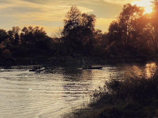 Fahren auf der Donau bei stürmischen Wetterbedingungen.