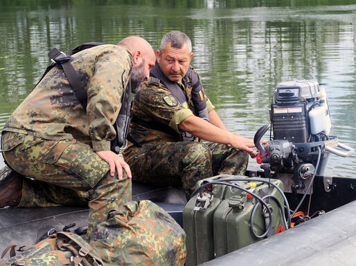 Fertig machen zum Ablegen. Immer, wenn auf dem Wasser gearbeitet wird, muss auch ein S-Boot im Wasser sein. Hier der Vorwarner.
