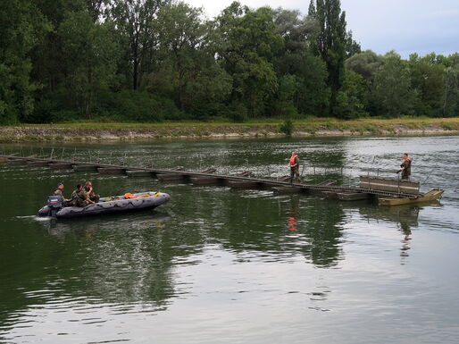Der Schwimmstegt wird immer weiter Richtung jenseitige Uferseite vorgetrieben.