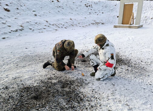 Soldat zündet einen 100g Sprengkörper