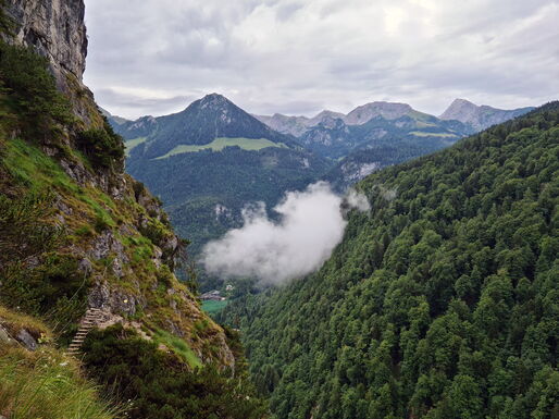 Blick zum Königssee. Hängebrücke im Grünsteinklettersteig.
