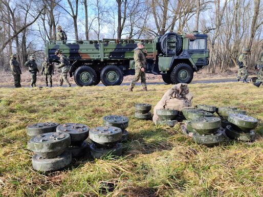 Die Panzerabwehrverlegemine verladen auf einem 7to GL Lkw der Bundeswehr.