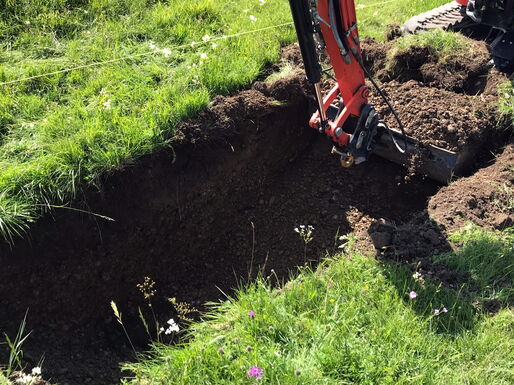 Schachtarbeiten mit dem Bagger werden durchgeführt.