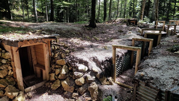 Die Holzrahmen in den Laufgängen müssen entfernt und zusätzliche Verankerungen in das Erdreich eingebracht werden.