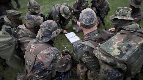 Befehlsausgabe an die Gruppe.